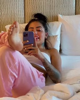 MC Mirella feet photo thumbnail