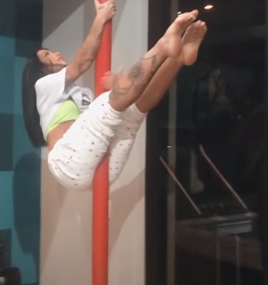 MC Mirella feet photo thumbnail