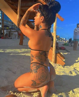 MC Mirella feet photo thumbnail