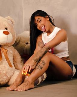 MC Mirella feet photo thumbnail