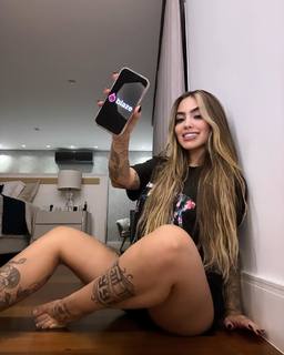 MC Mirella feet photo thumbnail