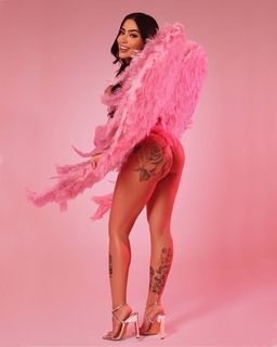 MC Mirella feet photo thumbnail