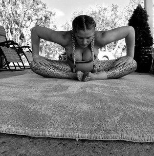 Macey Estrella feet photo thumbnail