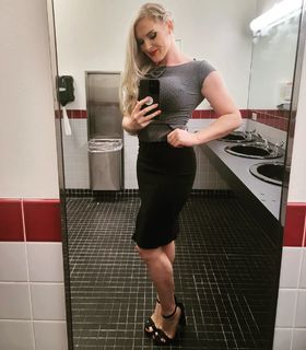 Macey Estrella feet photo thumbnail