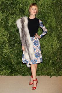 Mackenzie Davis feet photo thumbnail