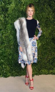 Mackenzie Davis feet photo thumbnail