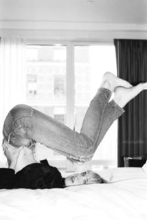 Mackenzie Davis feet photo thumbnail