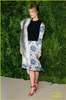Mackenzie Davis feet photo thumbnail