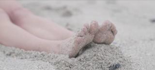 Mackenzie Davis feet photo thumbnail