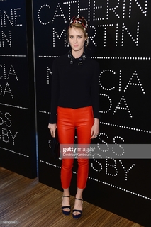 Mackenzie Davis feet photo thumbnail