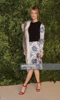 Mackenzie Davis feet photo thumbnail