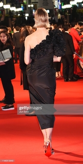 Mackenzie Davis feet photo thumbnail