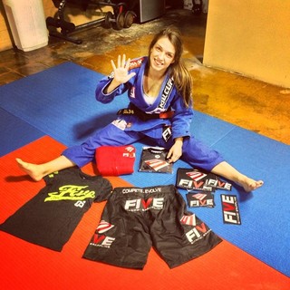 Mackenzie Dern feet photo thumbnail