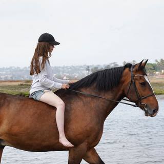 Mackenzie Foy feet photo thumbnail