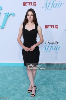 Mackenzie Foy feet photo thumbnail