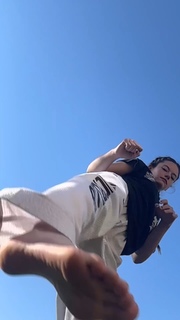 Mackenzie Foy feet photo thumbnail