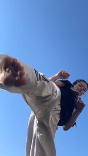 Mackenzie Foy feet photo thumbnail