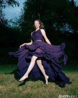 Mackenzie Foy feet photo thumbnail