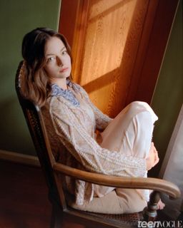 Mackenzie Foy feet photo thumbnail