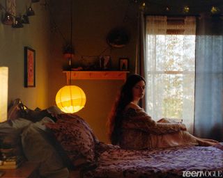 Mackenzie Foy feet photo thumbnail