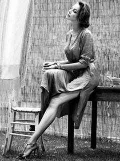 Madalina Ghenea feet photo thumbnail