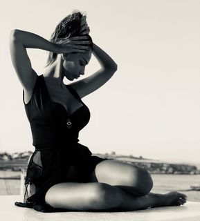 Madalina Ghenea feet photo thumbnail