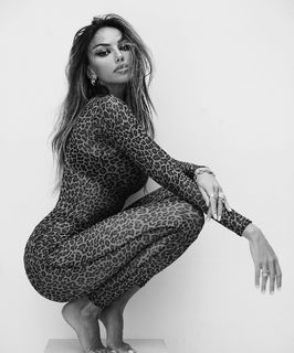 Madalina Ghenea feet photo thumbnail