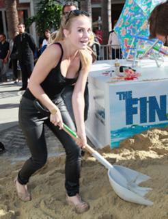 Maddie Hasson feet photo 16