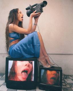 Maddie Ziegler feet photo thumbnail