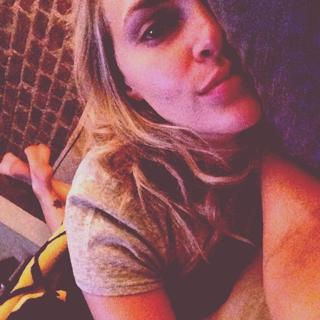 Madeline Brewer feet photo thumbnail