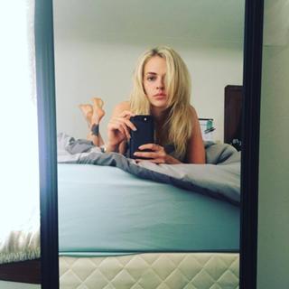 Madeline Brewer feet photo thumbnail