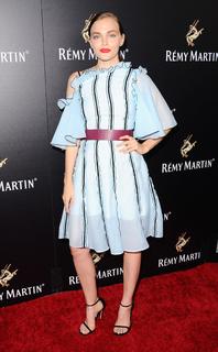 Madeline Brewer feet photo thumbnail