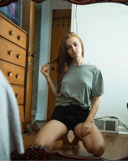 Madeline Brewer feet photo thumbnail