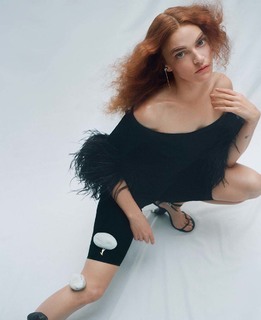 Madeline Brewer feet photo thumbnail