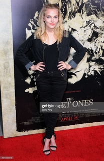 Madeline Brewer feet photo thumbnail