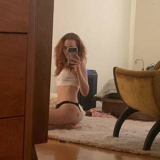 Madeline Brewer feet photo thumbnail