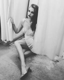 Madeline Brewer feet photo thumbnail