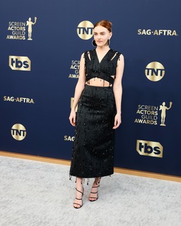 Madeline Brewer feet photo thumbnail