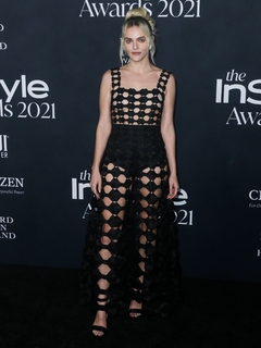 Madeline Brewer feet photo thumbnail