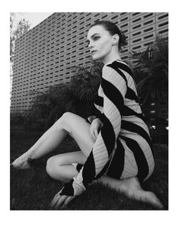 Madeline Brewer feet photo thumbnail