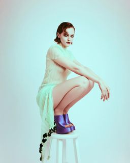 Madeline Brewer feet photo 9