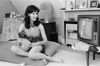 Madeline Smith feet photo 6