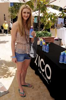 Madeline Zima feet photo thumbnail