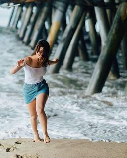 Madelyn Cline feet photo thumbnail