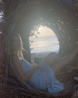 Madelyn Cline feet photo thumbnail