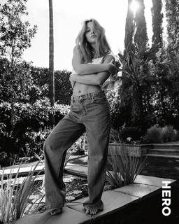 Madelyn Cline feet photo thumbnail