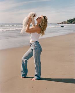 Madelyn Cline feet photo thumbnail