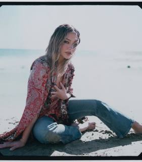 Madelyn Cline feet photo thumbnail