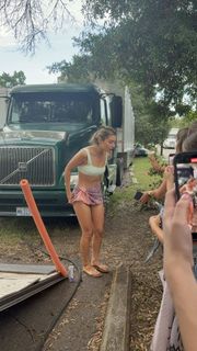 Madelyn Cline feet photo thumbnail