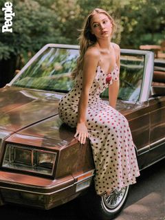 Madelyn Cline feet photo thumbnail